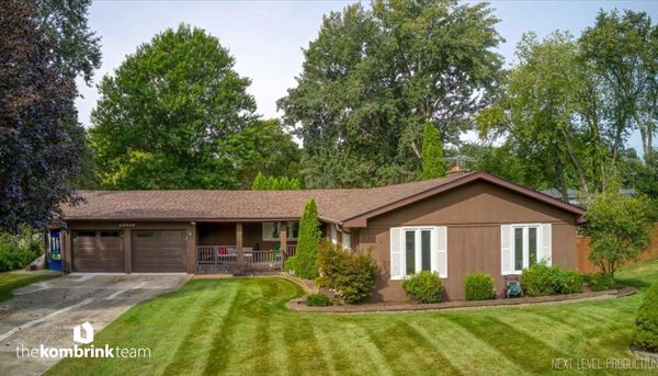 4N306 Kaelin Rd, West Chicago IL | 3BR Ranch with 4-Car Garage