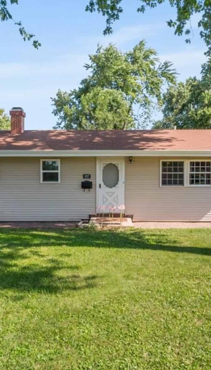 Move-In Ready Aurora Ranch with Updates, Finished Basement & Prime Location